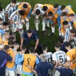 La selección de Argentina, antes de los penaltis en los que vencieron a Francia en la final del Mundial de Qatar 2022