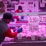 Gente comprando en el mercado municipal Maravillas de Madrid
