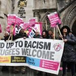 Miembros de la ONG Levántate contra el Racismo protestan ayer en Londres contra el fallo judicial