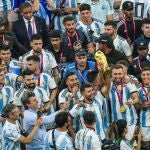 El Kun Aguero levanta la copa del Mundo