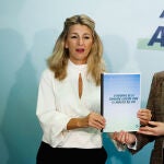 La vicepresidenta segunda y ministra de Trabajo y Economía Social, Yolanda Díaz, recibe este lunes en Madrid el segundo informe elaborado por la Comisión Asesora para el Análisis del Salario Mínimo Interprofesional (SMI) de manos de la coordinadora del documento, Inmaculada Cebrián