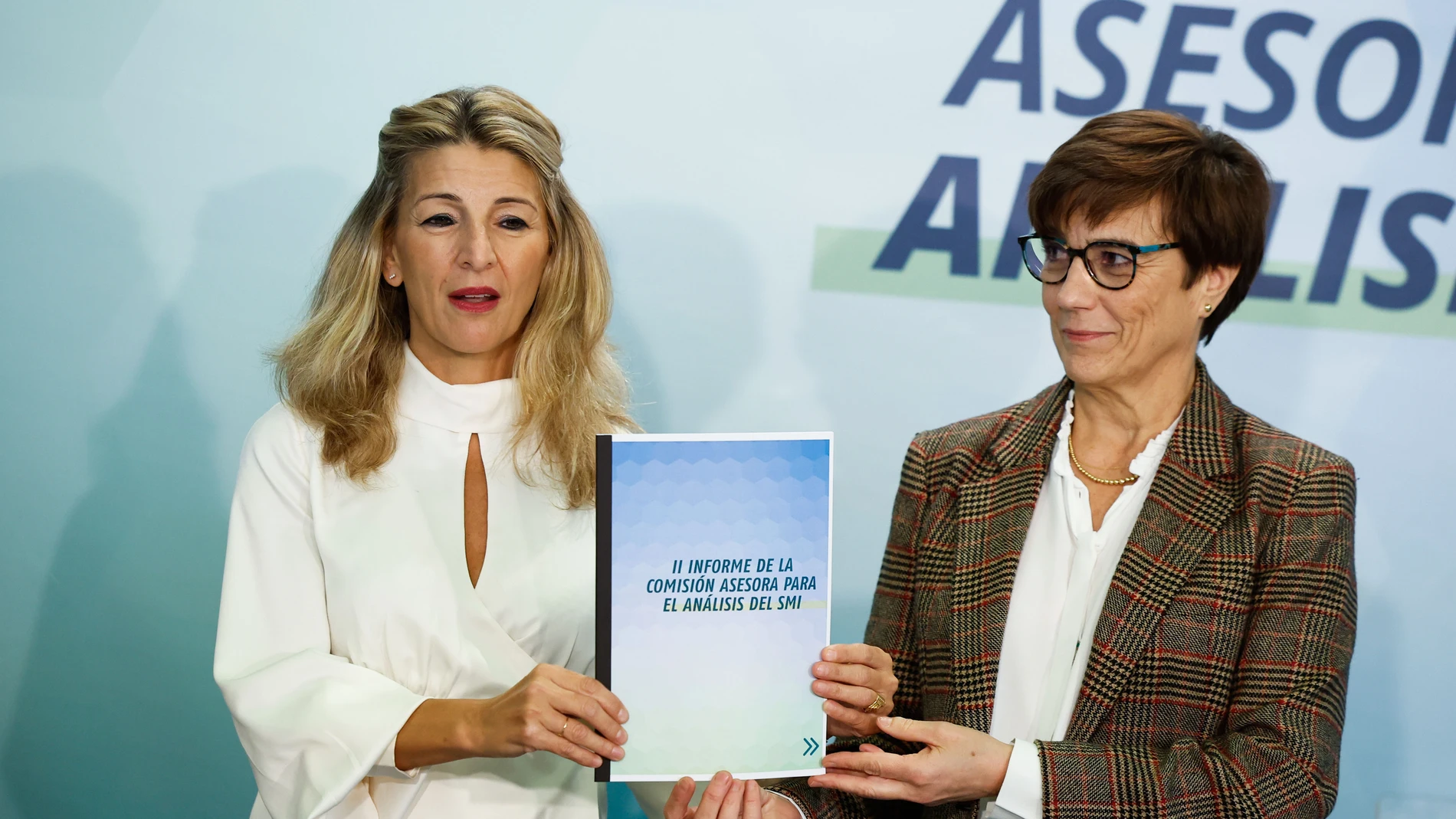La vicepresidenta segunda y ministra de Trabajo y Economía Social, Yolanda Díaz, recibe este lunes en Madrid el segundo informe elaborado por la Comisión Asesora para el Análisis del Salario Mínimo Interprofesional (SMI) de manos de la coordinadora del documento, Inmaculada Cebrián