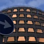 Una señal de tráfico frente a la sede del Tribunal Constitucional, ayer