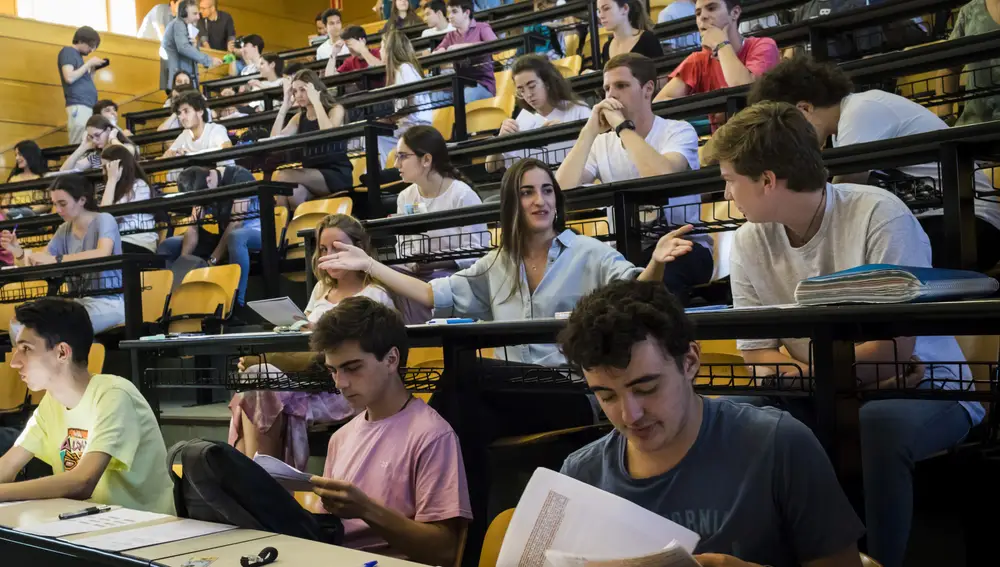 Estudiantes en el Inicio de la Prueba de la EBAU en la Facultad de Odontologia de la UCM DE Madrid