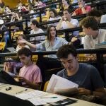Estudiantes en el Inicio de la Prueba de la EBAU en la Facultad de Odontologia de la UCM DE Madrid