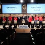 Begoña de Santiago (sub'20), Joaquín Prado (entrenador sub'20), Ariadna Termis (selección absoluta), Javier Cabrerizo (cuerpo técnico sub'18), Jorge Garbajosa (presidente FEB), Rudy Fernández, José Bogas (CEO de Endesa), Diana Martín (sub'17), Lucas Langarita (sub'16), Carla Osma (sub'16) y Felipe Díaz (sub'16), durante el homenaje en la sede de Endesa a un verano inolvidable para el baloncesto español