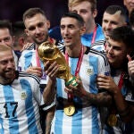 La selección argentina levantando la Copa del Mundo