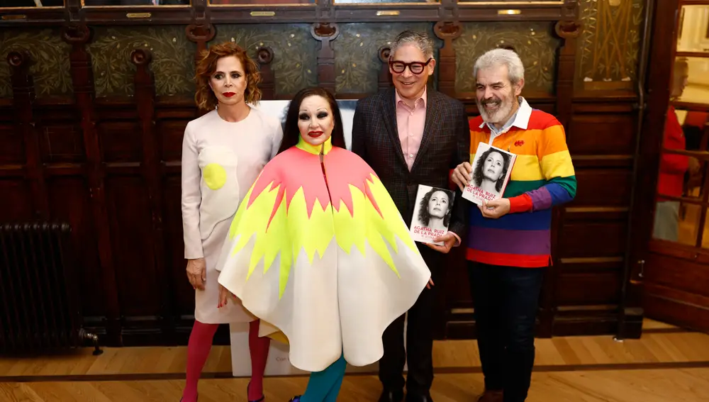 La diseñadora Agatha Ruiz de la Prada, la cantante Alaska, el presentador Boris Izaguirre y el diseñador Lorenzo Caprile, durante la presentación del libro "Mi historia" en el Ateneo de Madrid