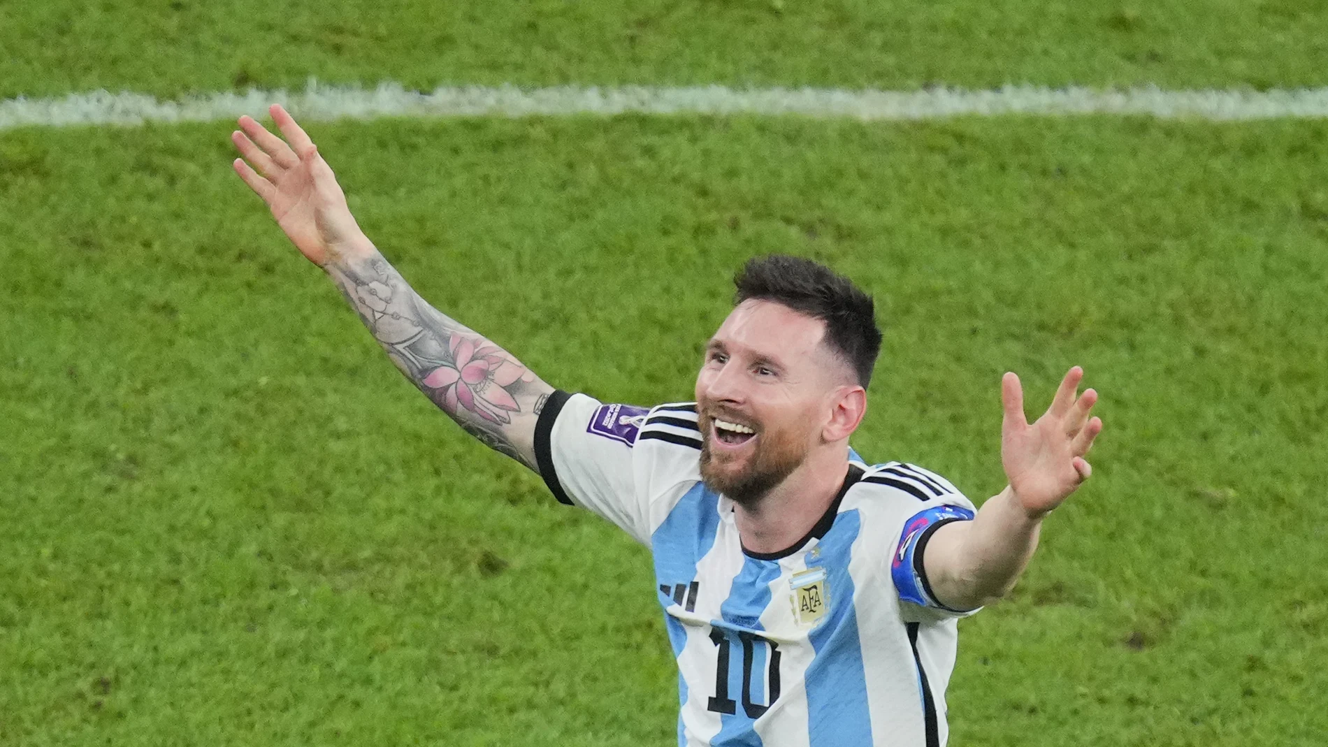 Lionel Messien el campo de juego tras ganar la final del Mundial de Catar