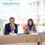 (I-D) El presidente de la Junta de Extremadura, Guillermo Fernández Vara; la ministra de Sanidad, Carolina Darias y la Presidenta de la Asamblea de Extremadura, Blanca Martín, durante la reunión presencial del pleno del Consejo Interterritorial del Sistema Nacional de Salud (CISNS), en la sede de la Asamblea de Extremadura, a 19 de diciembre de 2022.