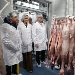 El consejero de Agricultura, Ganadería y Desarrollo Rural, Gerardo Dueñas, visita las instalaciones y sala de despiece de Asovino.