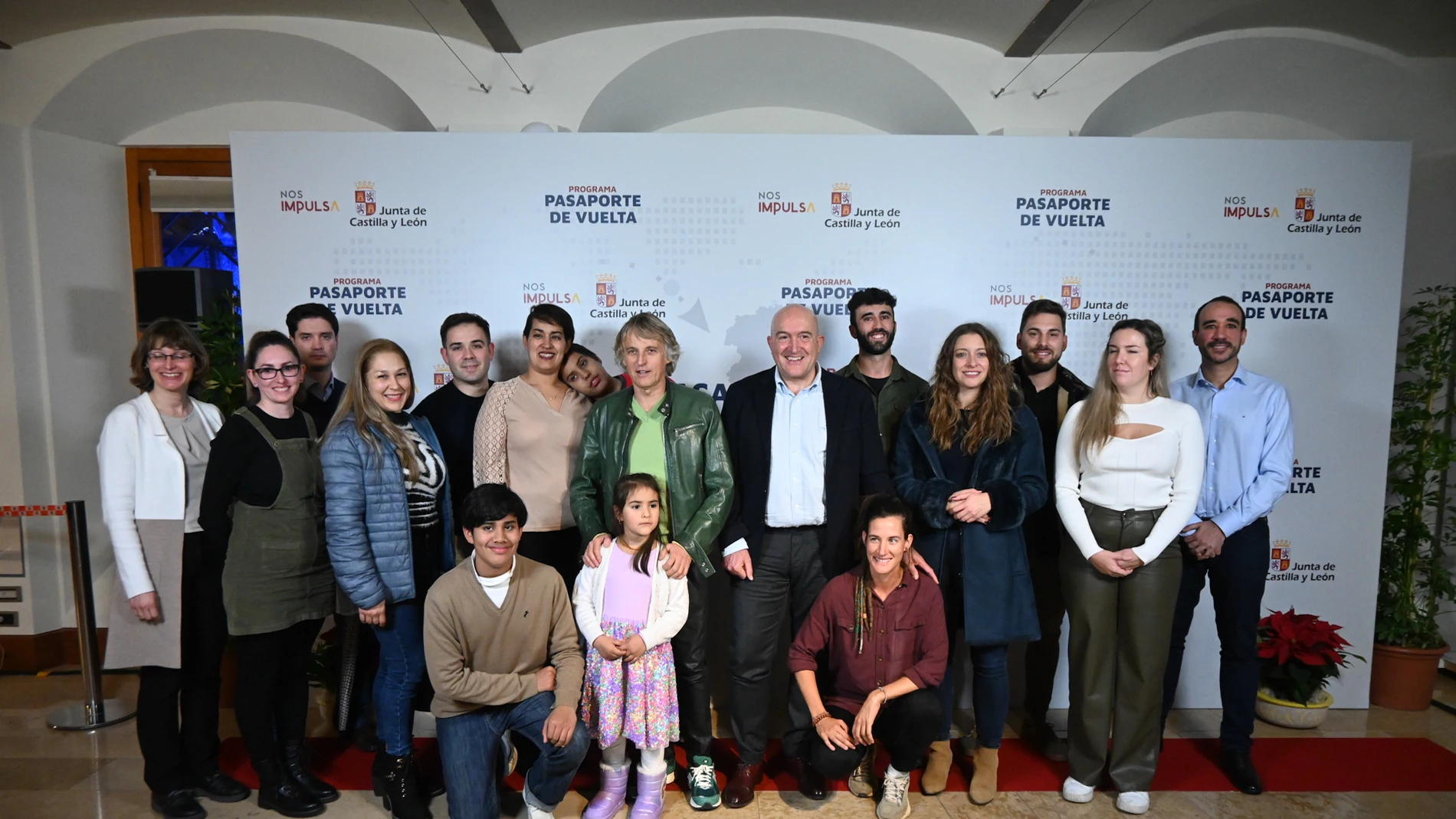 El consejero de la Presidencia, Jesús Julio Carnero, presenta las ayudas 'Pasaporte de Vuelta' dirigidas a emigrantes castellanos y leoneses, junto al montañero y presentador Jesús Calleja