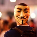 La máscara de Dalí representa al icónico y misterioso movimiento de protesta Anonymous