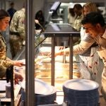 El "premier" británico Rishi Suank sirve la cena a los soldados de la bases militar de Tapa (Estonia)