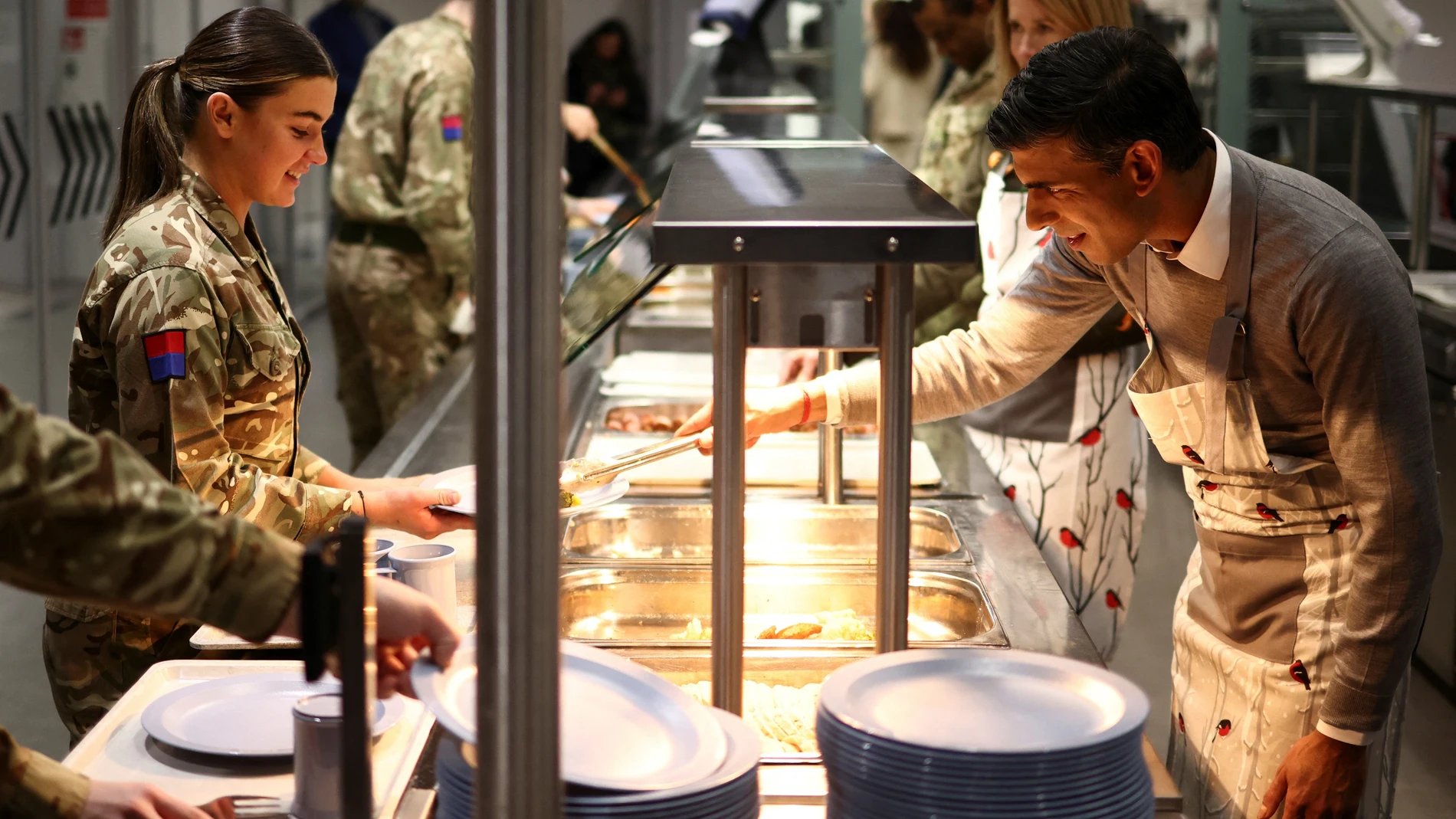 El "premier" británico Rishi Suank sirve la cena a los soldados de la bases militar de Tapa (Estonia)