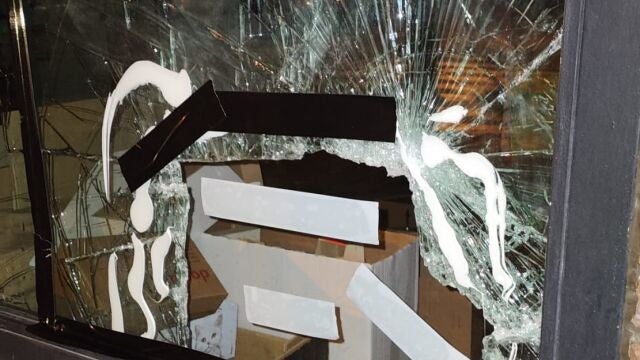 Estado en el que qued&oacute; la puerta del local