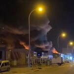 Incendio en las naves del Polígono El Pino. EMERGENCIAS SEVILLA