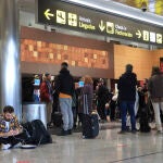 Las largas colas y la incertidumbre por saber si podrán llegar a su destino fue la tónica habitual durante la mañana de ayer en los viajeros de cuatro vuelos que iban a salir desde el aeropuerto Seve Ballesteros-Santander y que no lo pudieron hacer por las fuertes rachas de viento.