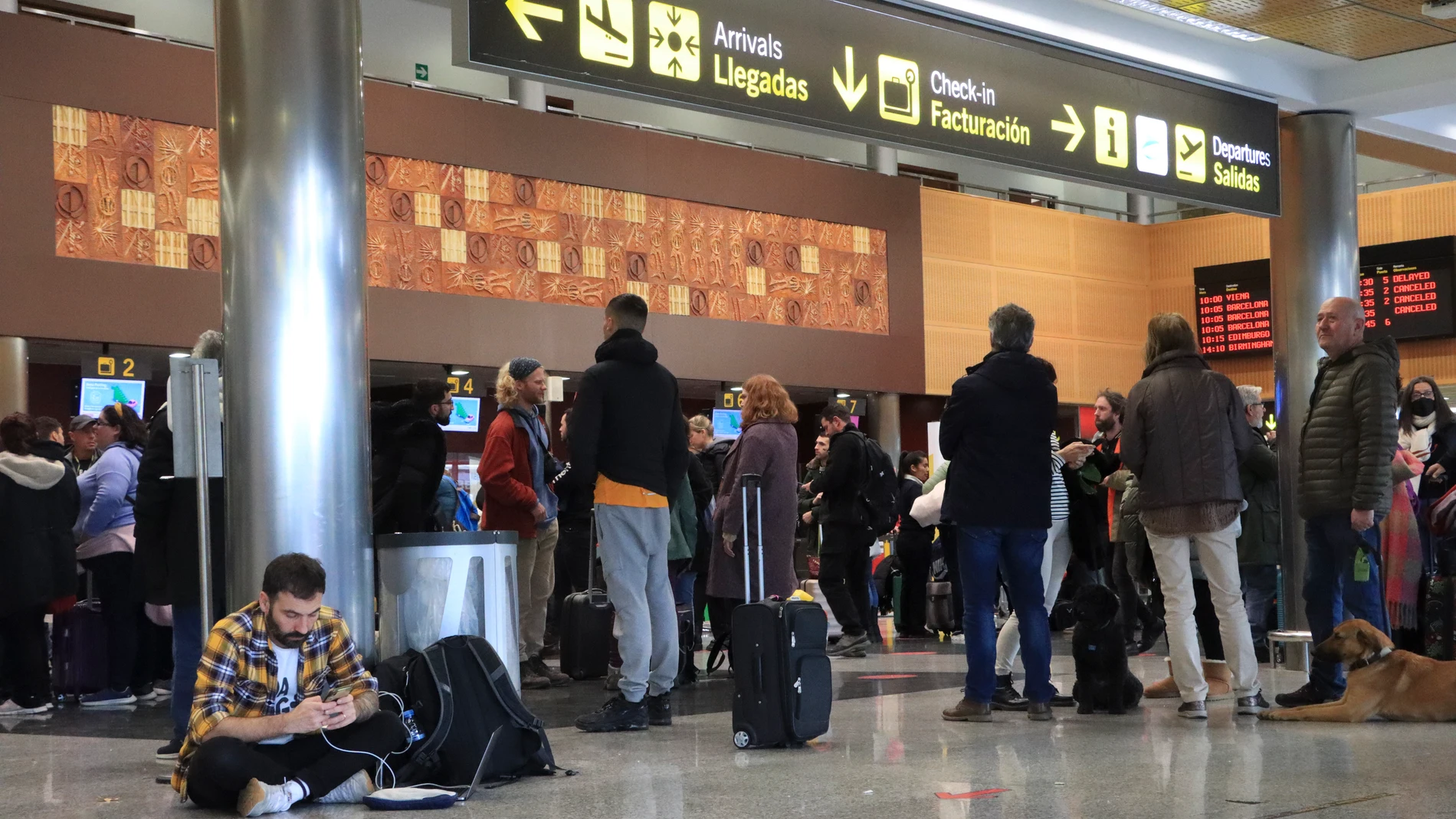 Las largas colas y la incertidumbre por saber si podrán llegar a su destino fue la tónica habitual durante la mañana de ayer en los viajeros de cuatro vuelos que iban a salir desde el aeropuerto Seve Ballesteros-Santander y que no lo pudieron hacer por las fuertes rachas de viento.