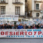 Varios miembros del Círculo por el Agua se concentran en defensa del Trasvase Tajo-Segura, ante el Palau de la Generalitat Valenciana