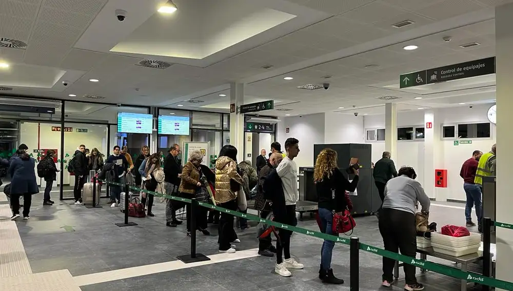 Los primeros pasajeros en el control de acceso en la estación del AVE de Murcia del Carmen