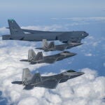 Una foto facilitada por el Ministerio de Defensa de Corea del Sur muestra un B-52H de la Fuerza Aérea de EEUU (arriba a la izquierda), jets F-22 y un C-17 (arriba a la derecha), durante un simulacro aéreo conjunto con militares estadounidenses contra el lanzamiento de misiles de Corea del Norte, en Corea del Sur