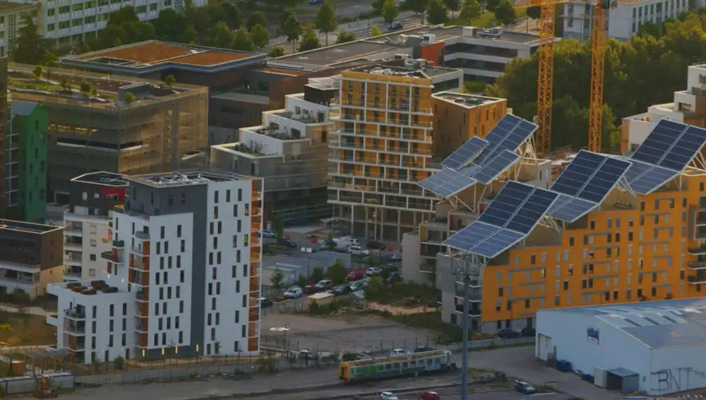 Casas pasivas: edificaciones de alta eficiencia energética, con un buen aislamiento térmico y tejados con placas solares.
