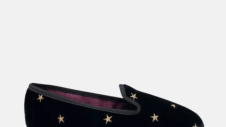 Slippers de mujer en negro de terciopelo con estrellitas doradas combinada con ribete negro, de Flabelus