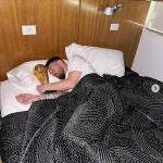 Fotografía publicada en el perfil de Instagram de Lionel Messi durmiendo con la Copa del Mundo del Mundial de Qatar