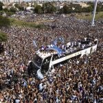 El autobús con los jugadores de la selección argentina tuvo que pararse y los jugadores fueron recogidos en helicópteros