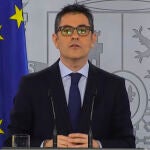 MADRID, 19/12/2022.- El ministro de la Presidencia, Félix Bolaños ha asegurado este lunes que, por lealtad institucional, hay que acatar la decisión del Tribunal Constitucional que paraliza la tramitación parlamentaria de la reforma judicial pese a considerar que es "de una gravedad máxima" y adoptada mediante un procedimiento "insólito". Así se ha expresado Bolaños en nombre del Ejecutivo en una declaración institucional en el Palacio de la Moncloa tras conocer esa decisión del Tribunal Constitucional. EFE/Captura vídeo canal Congreso de Diputados ***SÓLO USO EDITORIAL, PERMITIDO SU USO SÓLO EN RELACIÓN A LA INFORMACIÓN QUE APARECE EN EL PIE DE FOTO, CRÉDITO OBLIGATORIO***