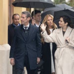 El director general de Value Retail, Michael Goldenberg y la presidenta de la Comunidad de Madrid, Isabel Díaz Ayuso, a su llegada al espacio de compras 'Las Rozas Village