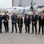El director de INTA, Julio Ayuso (3i), la secretaria de Estado de Defensa, Mª Amparo Valcarce, y Jean-Brice Dumont, HO Military Air Systems, junto a otras autoridades durante la presentación del avión C295 en las instalaciones de Airbus en Sevilla (San Pablo sur) encargado por el Instituto Nacional de Técnica Aeroespacial (INTA) que lo operará como plataforma de investigación aérea en diversas áreas científicas y tecnológicas