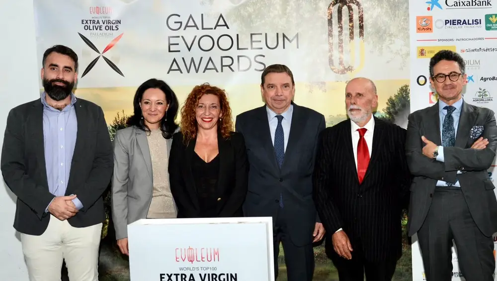 Crespín (2ª izda.) y Mayoral (izda.), junto a Planas (centro), en la Gala Evooleum Awards. PSOE