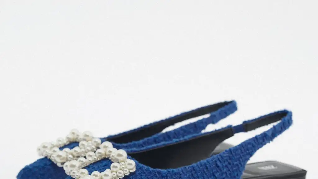 Zapato destaponado adorno, de Zara