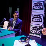 El presidente de la Junta de Andalucía, Juanma Moreno, (i) dialoga con la periodista Julia Otero (d) durante el programa ‘Julia en la Onda’ de Onda Cero en la Fundación Cajasol, a 20 de diciembre de 2022 en Sevilla