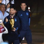 Lionel Messi con la Copa del Mundo conseguida en Qatar