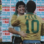 Pelé besa a Maradona en un mural en la Avenida Paulista de Sao Paulo