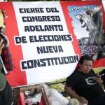 Manifestantes pro Pedro Castillo acampan en la Plaza Manco Cápac en Lima (Perú)