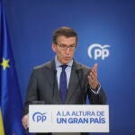 El presidente del PP, Alberto Núñez Feijóo, ayer en la comparecencia en la que valoró la crisis institucional