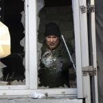 Un empleado limpia cristales rotos en una parte dañada de un hospital en Donetsk a causa de un bombardeo de las fuerzas ucranianas