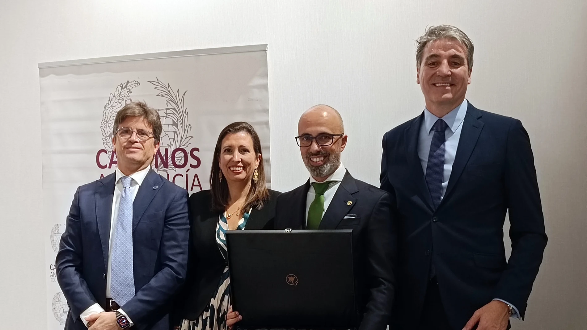 Ingeniero del Año, Juan Manuel Bueno Gallego, con el Decano de la Demarcación, Juan Manuel Medina Torres (d); la Vicedecana, Ana Chocano Román (2i); y el Secretario de la Demarcación, José Luis Sanjuán Bianchi (i)