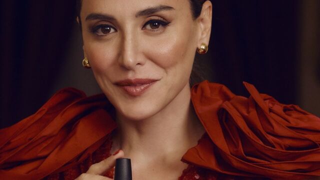 Tamara Falcó con el rojo de uñas perfecto.