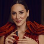 Tamara Falcó con el rojo de uñas perfecto.