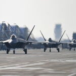 Aviones F-22 de la Fuerza Aérea de Estados Unidos, durante un simulacro aéreo conjunto con militares estadounidenses contra el lanzamiento de misiles de Corea del Norte, en Corea del Sur