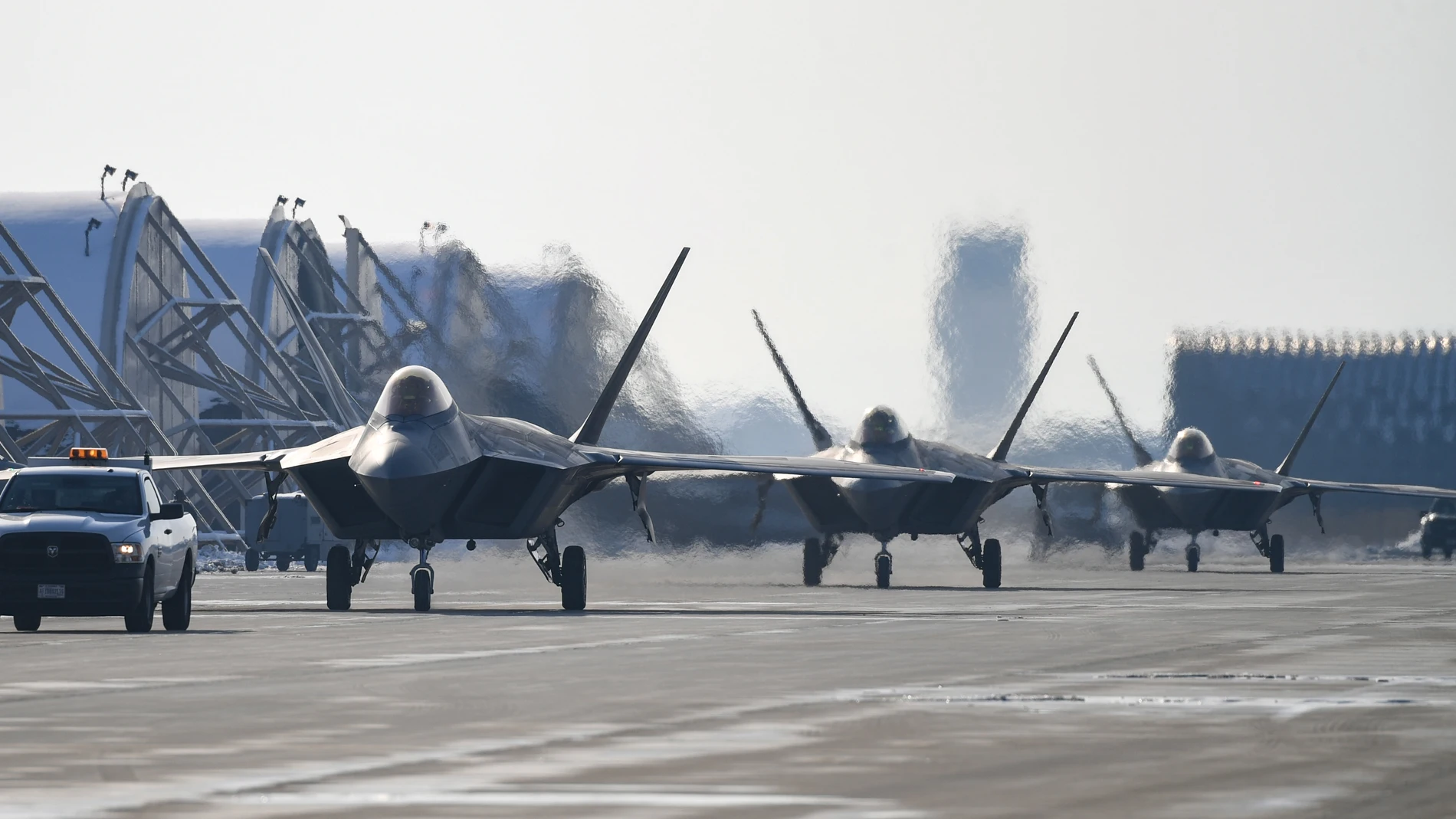 Aviones F-22 de la Fuerza Aérea de Estados Unidos, durante un simulacro aéreo conjunto con militares estadounidenses contra el lanzamiento de misiles de Corea del Norte, en Corea del Sur