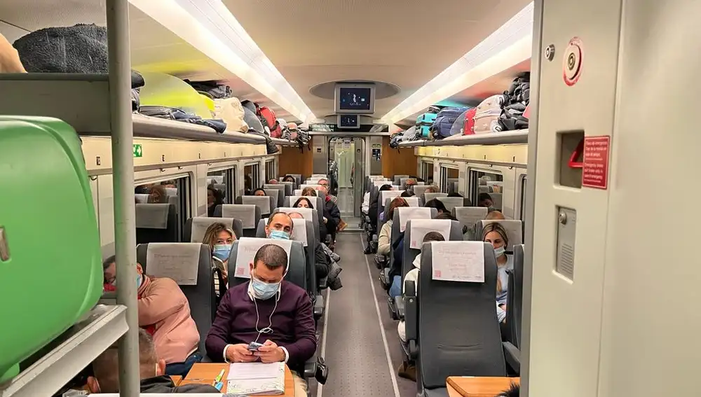Uno de los vagones con pasajeros en el primer viaje del AVE entre Murcia y Madrid