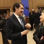 El consejero Juan Carlos Suárez-Quiñones conversa animadamente con la ministra de Transportes, Movilidad y Agenda Urbana, Raquel Sánchez, tras la firma del acuerdo