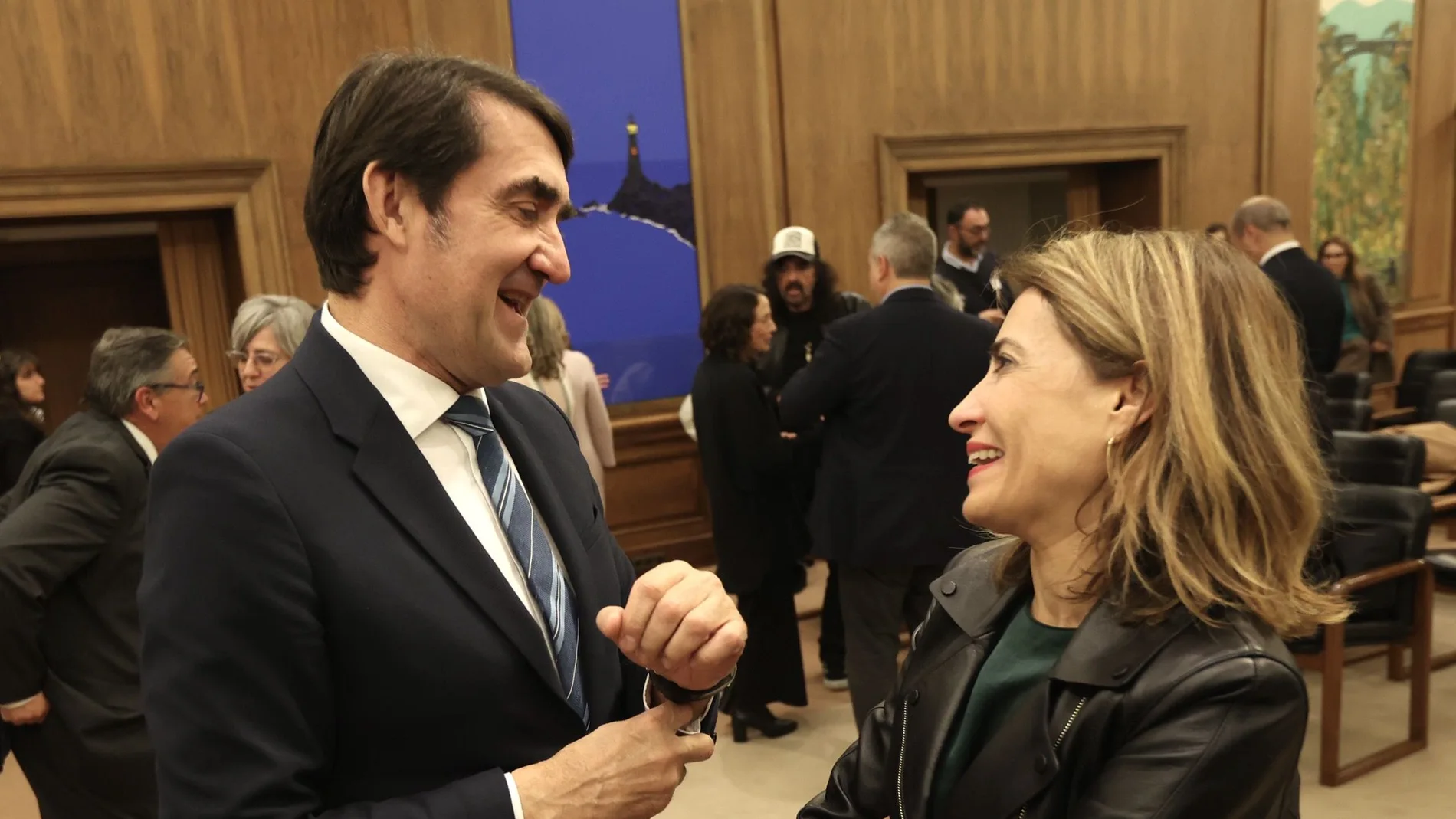 El consejero Juan Carlos Suárez-Quiñones conversa animadamente con la ministra de Transportes, Movilidad y Agenda Urbana, Raquel Sánchez, tras la firma del acuerdo