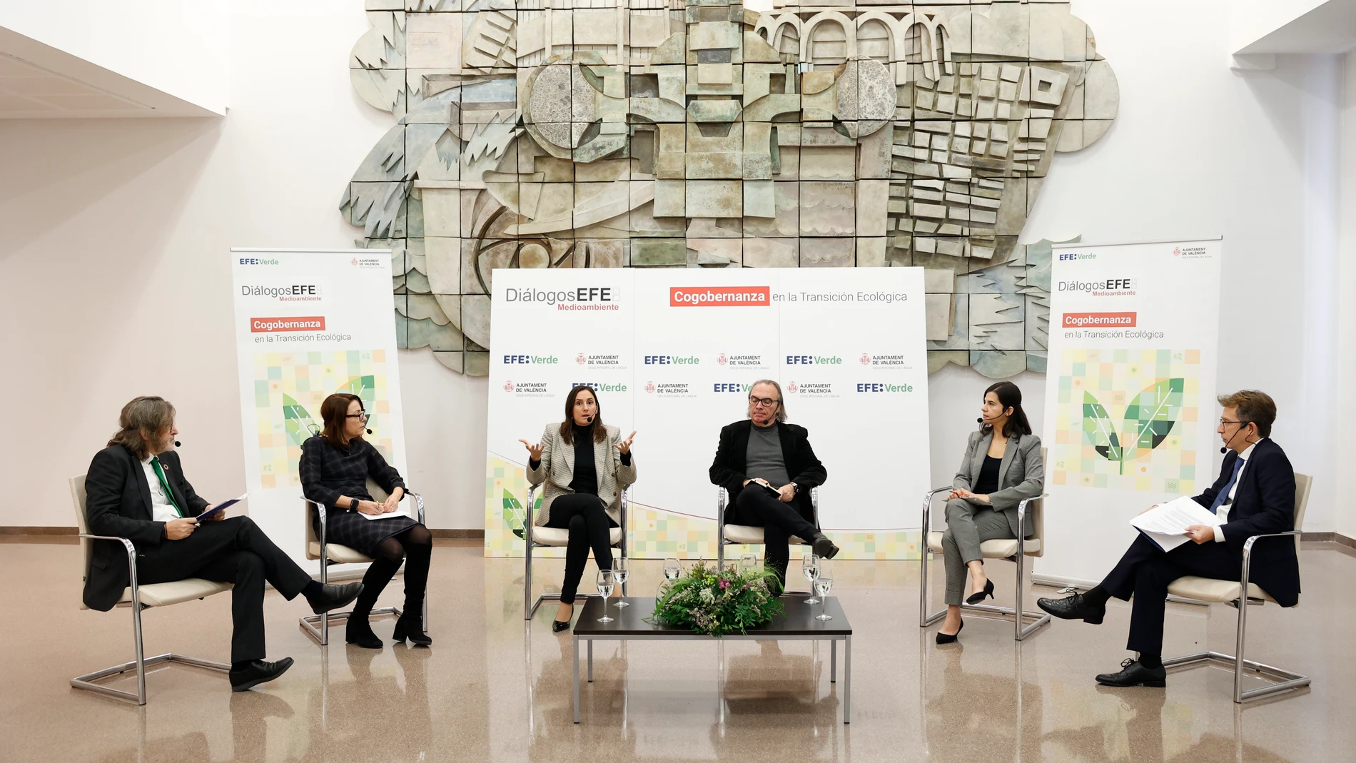 Un momento del encuentro informativo 'Cogobernanza en la transición ecológica', celebrado en el marco de los Diálogos EFE Medio Ambiente, en el que han participado, de izquierda a derecha, el director de EFEVerde, Arturo Larena; la directora del área técnica de la Confederación Empresarial Valenciana (CEV), Elisa del Río; la concejala de Ciclo Integral del Agua del Ajuntament de València, Elisa Valía; el decano del Colegio de Arquitectos de la Comunitat Valenciana, Luis Sendra; la directora del grupo de Meteorología y Climatología del Centro de Estudios Ambientales del Mediterráneo (CEAM), Samira Khodayar, y el delegado de EFE en la Comunitat Valenciana, Adolfo Ibarra.